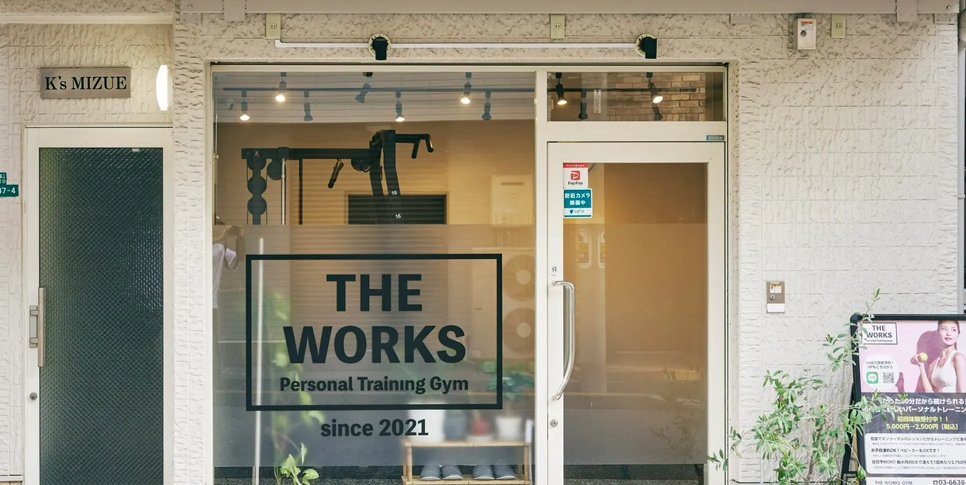 瑞江本店の外観。ガラス面に THE WORKS Personal Training Gym since 2021 のサイン